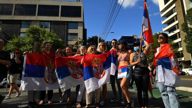Novak Djokovic zit vast in quarantainehotel tussen asielzoekers en zwaait naar fans