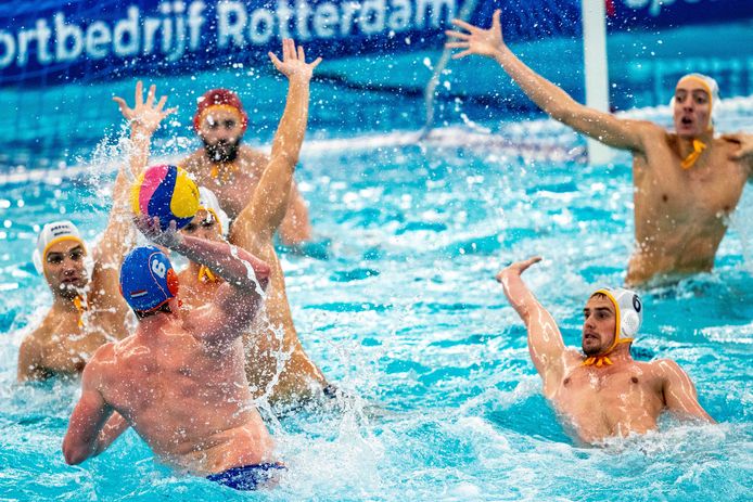 Robin Lindhout tijdens het olympisch kwalificatietoernooi tegen Montenegro. De Nederlandse waterpoloers zijn op jacht naar een startbewijs voor de Olympische Spelen.