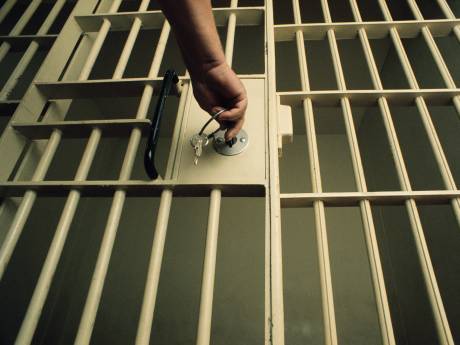 Déshydraté, sous-alimenté et dévoré par les poux, un détenu succombe à “de graves négligences” dans une prison américaine