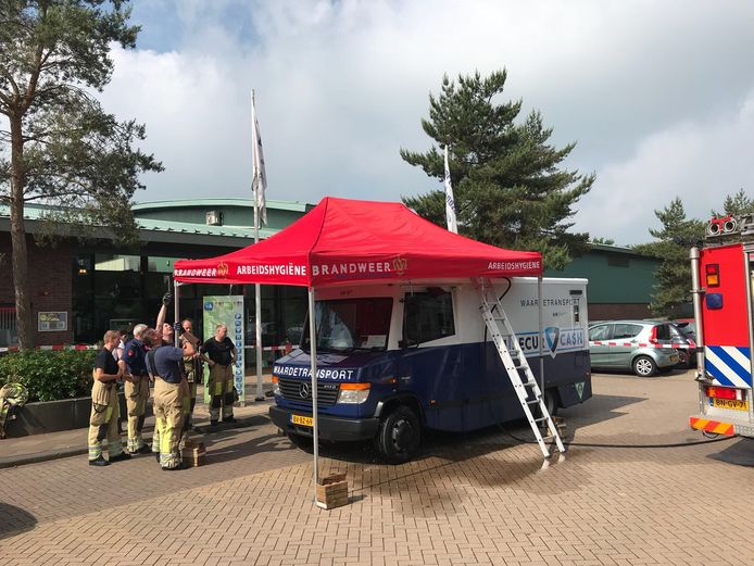 De brandweer zette de bus in de schaduw.