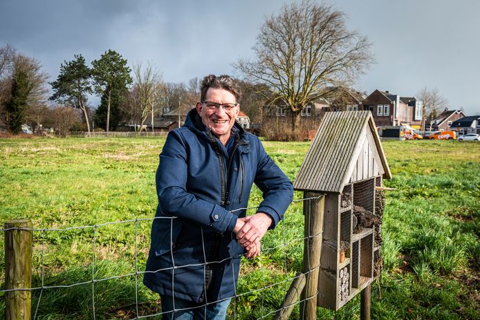 Wim van den Haak, voorzitter van de Dorpsvereniging Nieuwveen bij het braakliggende stuk grond waar woningen worden gebouwd en het Weteringplein wordt aangelegd.
