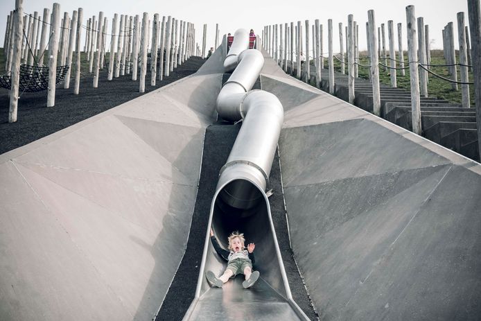 Nieuwe glijbaan wordt getest door de kinderen in Beringen. Avonturenberg.