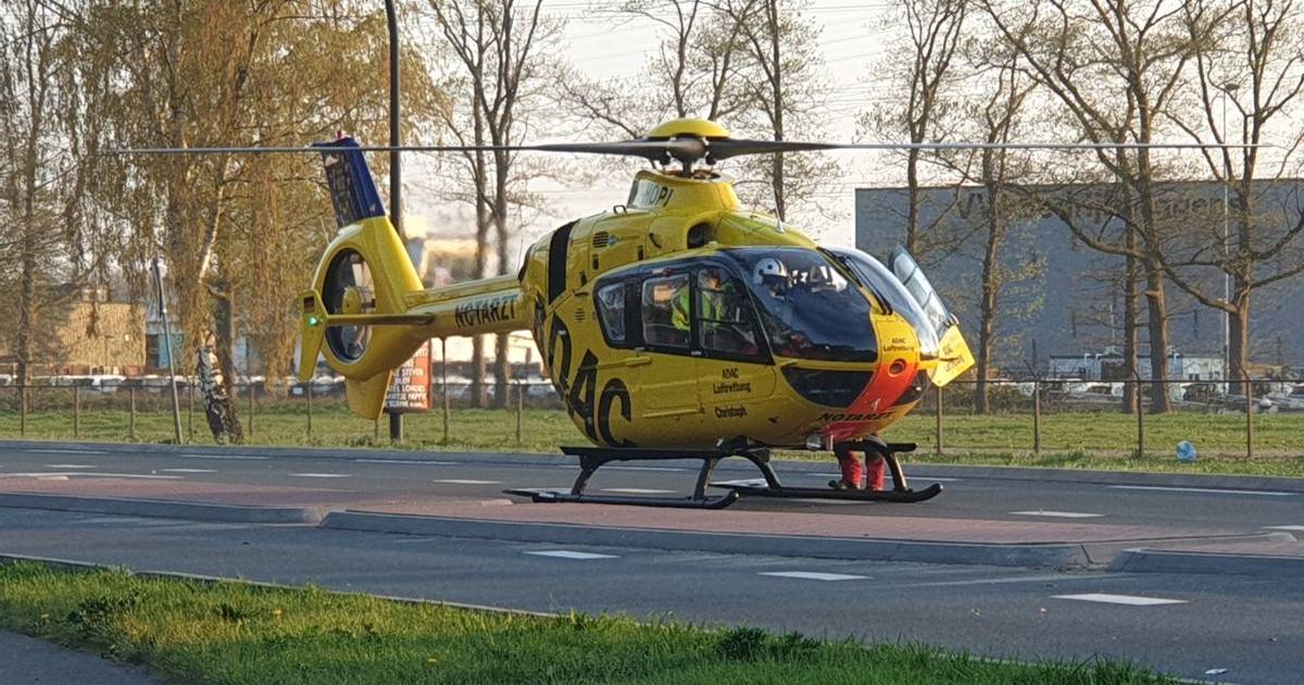 Motorrijder zwaargewond bij botsing in Hengelo: traumahelikopter ingezet.
