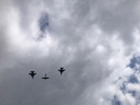 Twee F-16's flankeren enige tijd de Spitfire als Hendrikx zijn ronde door Nederland maakt.