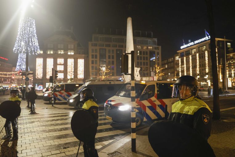Duizenden mensen op de Dam, politie veegt deel schoon Het Parool