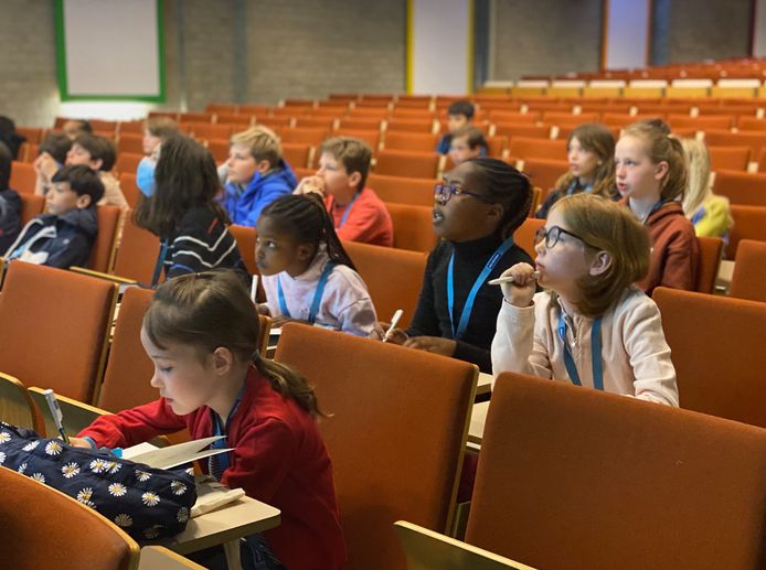 De kinderen noteren gretig tijdens het hoorcollege over 5G.