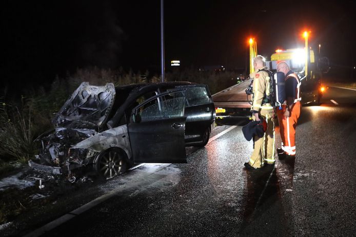 Auto vat vlam op snelweg A50 bij Son en Breugel.