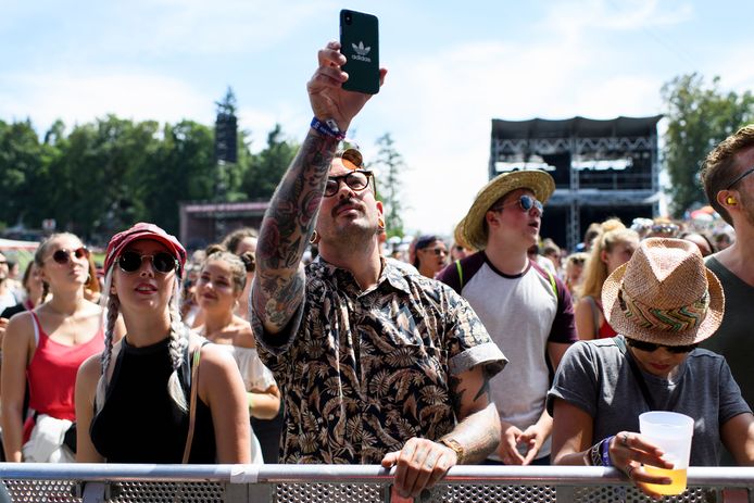 Een festivalganger met een - op het eerste gezicht dure - smartphone. Maar wat zijn de mogelijkheden om bereikbaar te zijn op een festival, en toch geen te groot risico te lopen op schade aan/verlies van je toestel?