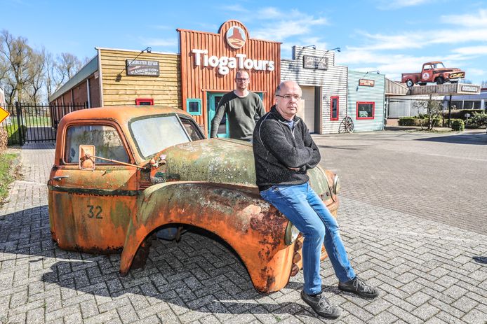 Paul Backer (voorgrond) en Martin Winkel, de twee eigenaren van Tioga Tours voor hun Zwolse bureau.