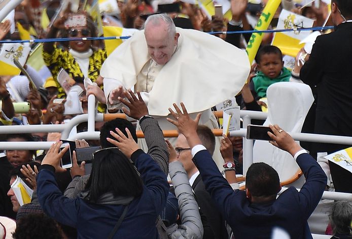 epa07827382 Pope Francis (C) arrives to lead the Holy mass on the diocesan grounds of Soamandrakizay in Antananarivo, Madagascar, 08 September 2019. Pope Francis will visit Mozambique, Madagascar, Mauritius on his three-nation trip to Africa, from 04 to 10 September 2019.  EPA/LUCA ZENNARO