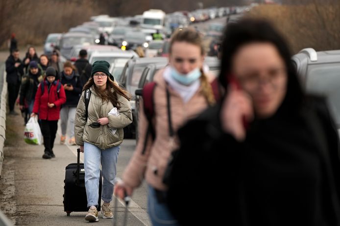 Oekraïense vluchtelingen lopen naar de grens met Moldavië.
