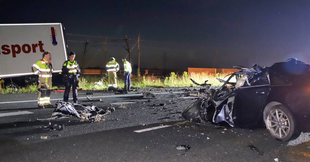 Dode bij ongeluk op A15: spookrijdende auto botst frontaal op vrachtwagen.