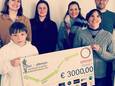 Kelly Cogen en haar team overhandigden trots de cheque aan de vzw.