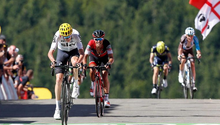 Chris Froome komt over de finish tijdens de vijfde etappe van de Tour de France tussen Vittel en La Planche des Belles Filles. Beeld anp