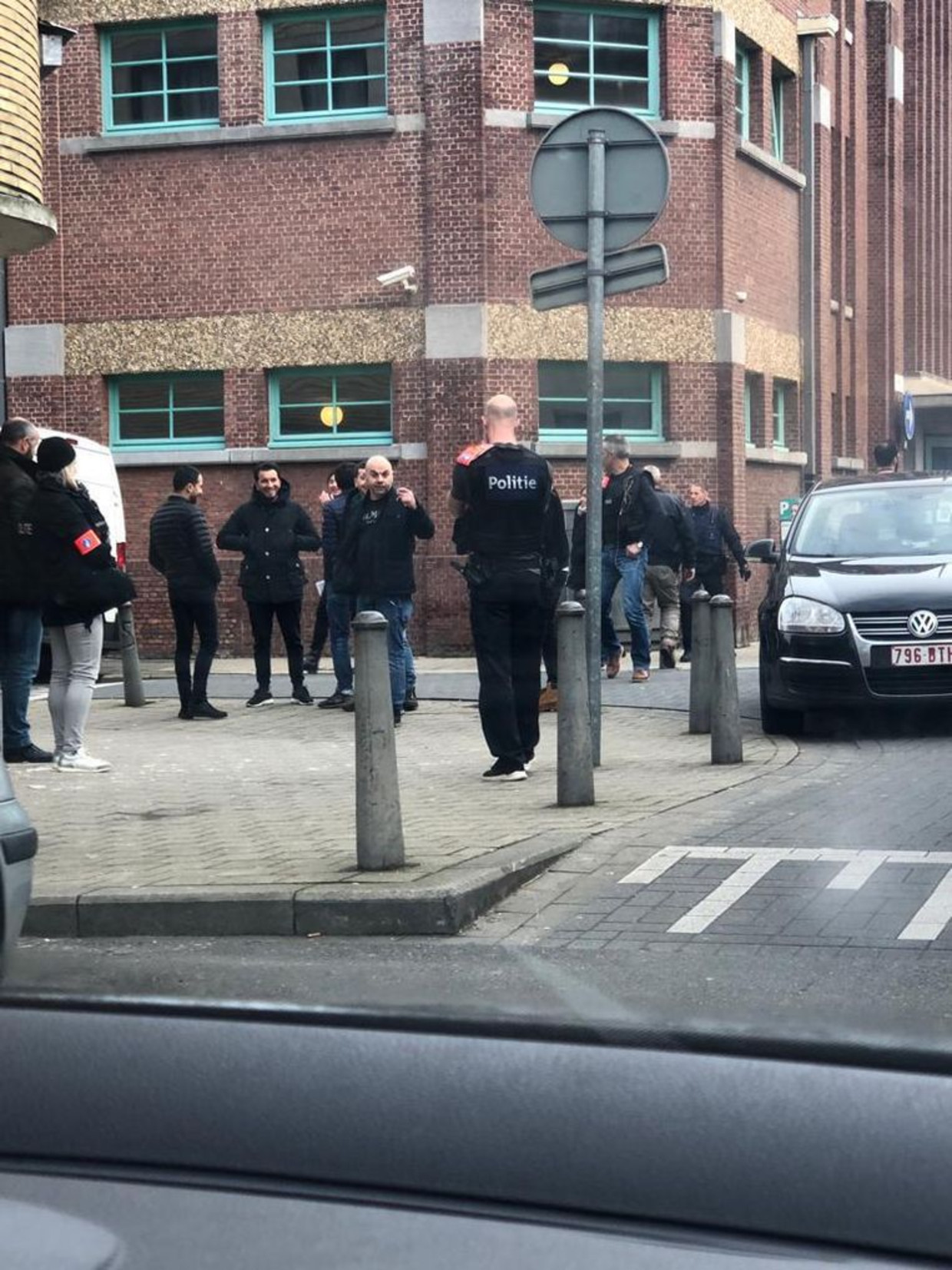 De federale politie viel in februari 2019 binnen bij tientallen leden van de familie Y. in de buurt van de Antwerpse Veldstraat.  Beeld rr