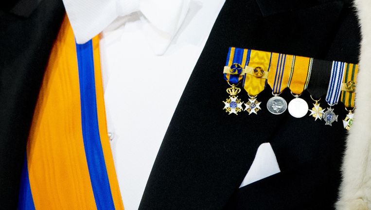 De onderscheidingen op de borst van Willem-Alexander. Uitsnede van een foto van het ANP. Beeld anp