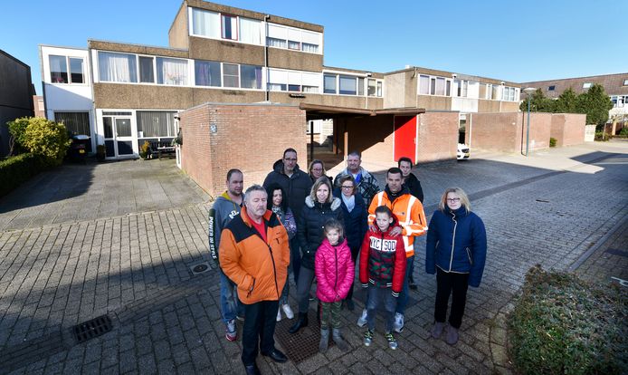 Bewoners van de verzakte straat De Weide (Jons Kramer in oranje jas rechts) wachten met smart op een definitief voorstel van de gemeente Lopik.