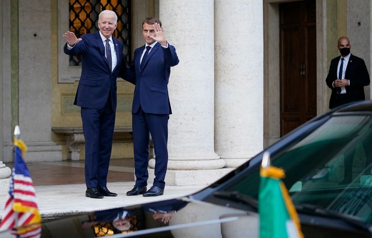 De Amerikaanse president Joe Biden met zijn Franse evenknie Emmanuel Macron.  Beeld AP
