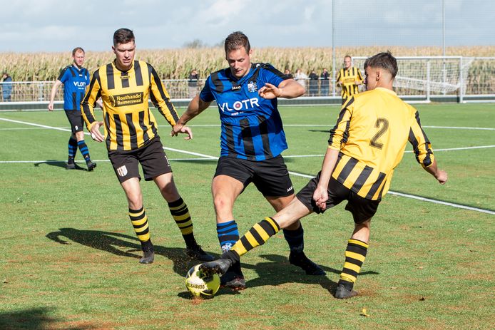 Kruiningen (geel) en SKNWK (blauw) gingen zaterdag onderuit, net als alle andere ploegen in de derde klasse B.