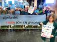 Bewoners van 't Lijnt in Keldonk  voor de raadsvergadering in protest tegen de tegen windmolens en zonneparken die in hun omgeving gepland waren. Met Maaike Widdershoven als boegbeeld voorop.