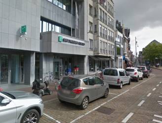 Ontevreden klant zet bankkantoor op stelten