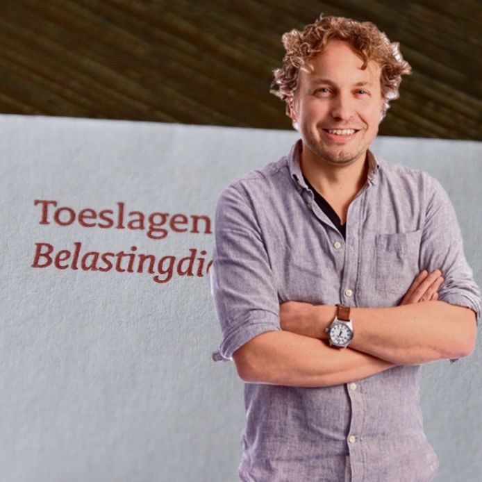 Op zich is die boete vanwege de toeslagenaffaire terecht, ziet columnist Niels Herijgens. Maar omdat die van staatskas naar staatskas gaat, is-ie ook onbevredigend.