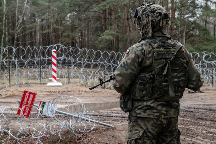 Een Poolse soldaat aan de grens met Wit-Rusland.
