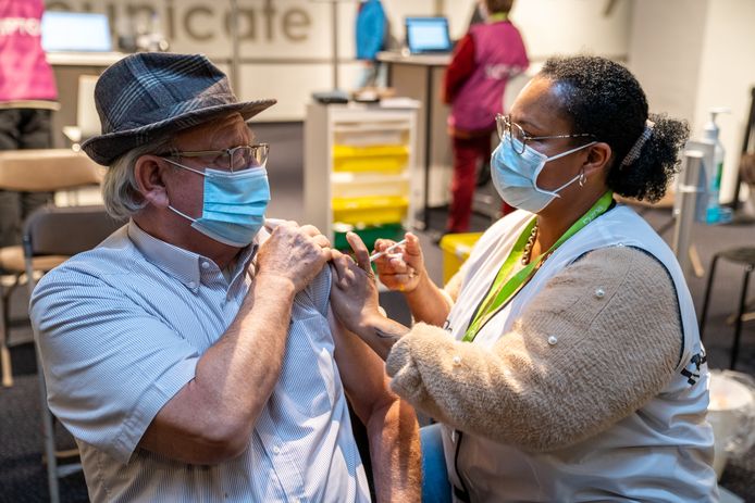 Het pop-up vaccinatiecentrum in Kinepolis in Antwerpen. De meeste mensen zijn opgeroepen om een boosterprik te krijgen.