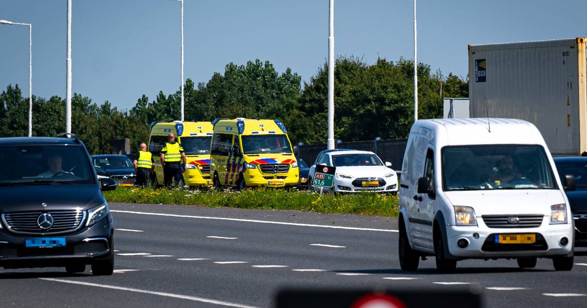 Ongeval met letsel op A15 bij Barendrecht, twee rijstroken dicht | Rotterdam