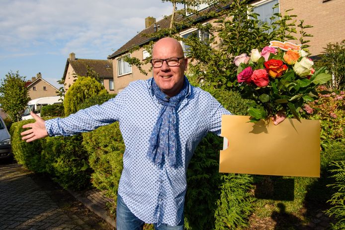 Ter illustratie: Postcode Loterij-ambassadeur Gaston met cheque en bloemen.