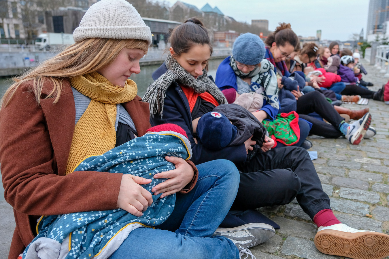 Moeders Geven Borstvoeding Op Het Drukke Saincteletteplein Onze Baby S Verdienen Schone Lucht Foto Hln Be