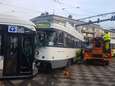 Twintigtal passagiers en buschauffeur gewond bij botsing tussen lijnbus en tram in Deurne