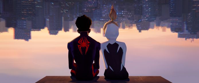 Spider-Man et Spider-Gwen profitent d'un moment de calme dans Spider-Man: Across the Spider-Verse.