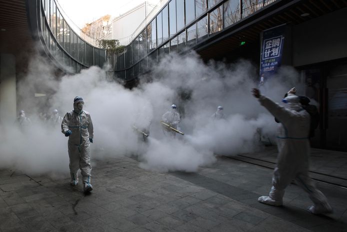 Gezondheidswerkers ontsmetten een shoppingcentrum in Xi'an.