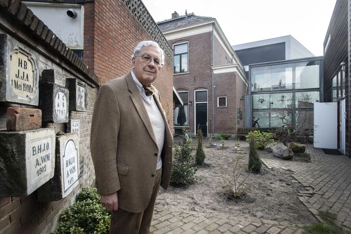 Voorzitter Gerard van Houweninge van Stichting Oald Hengel in de heringerichte tuin van Museum Hengelo, waar de kantoorcontainer is verdwenen.