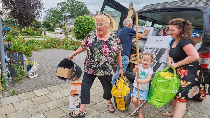 Bea Tünissen uit Eerde helpt de Boerdonkse groep met het overladen van de hulpgoederen.