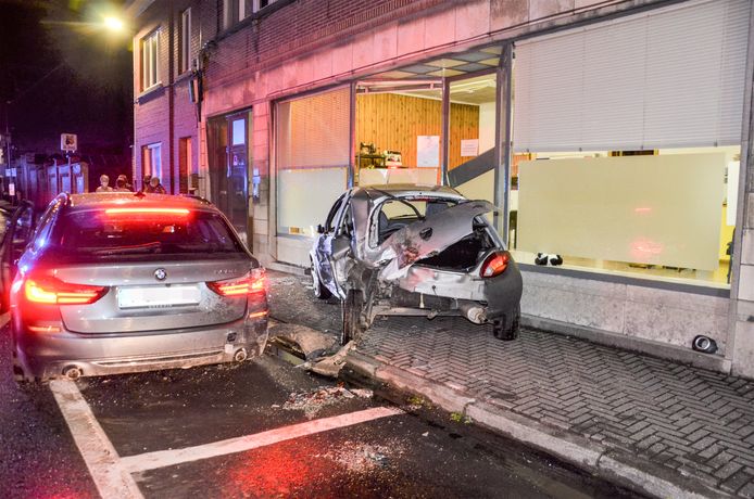 Chauffeur veroorzaakt twee ongevallen in enkele minuten tijd en pleegt ...