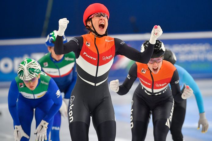 Suzanne Schulting juicht na haar gewonnen finale op de 1000 meter.