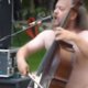 Straatartiest speelt death metal op een cello (filmpje)