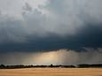 Donkere luchten, regen en onweer vanmiddag in het zuiden van het land.