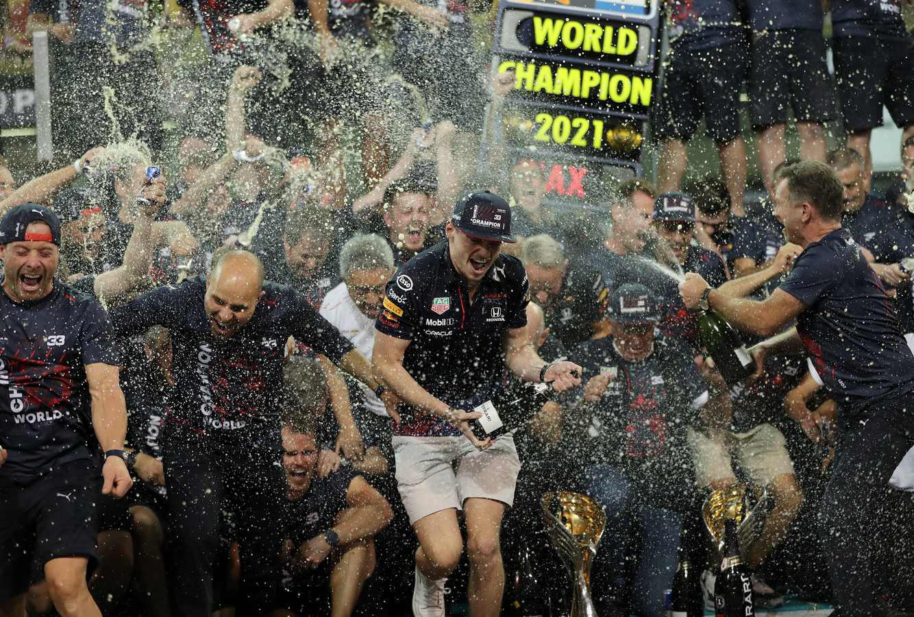 Max Verstappen viert zijn wereldtitel op het asfalt van Yas Marina.