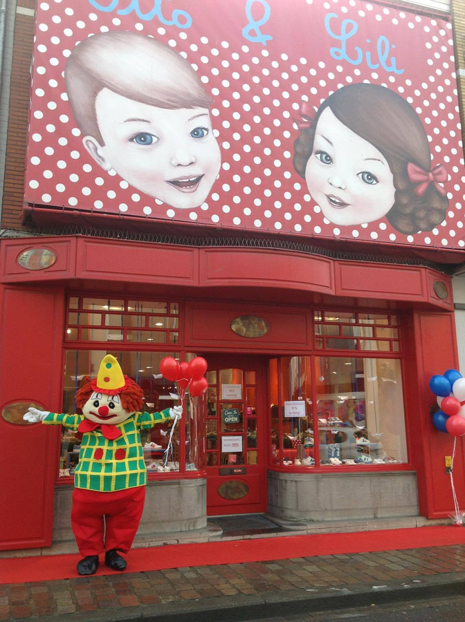 Clown brengt pakjes van Schoenen Etienne en Otto Lili aan huis Sprankeltje vrolijkheid in moeilijke tijden Foto hln.be