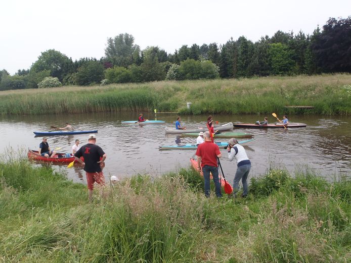 Opstappen op de kano ter hoogte van stuw Bieberg in het Markdal in Breda.