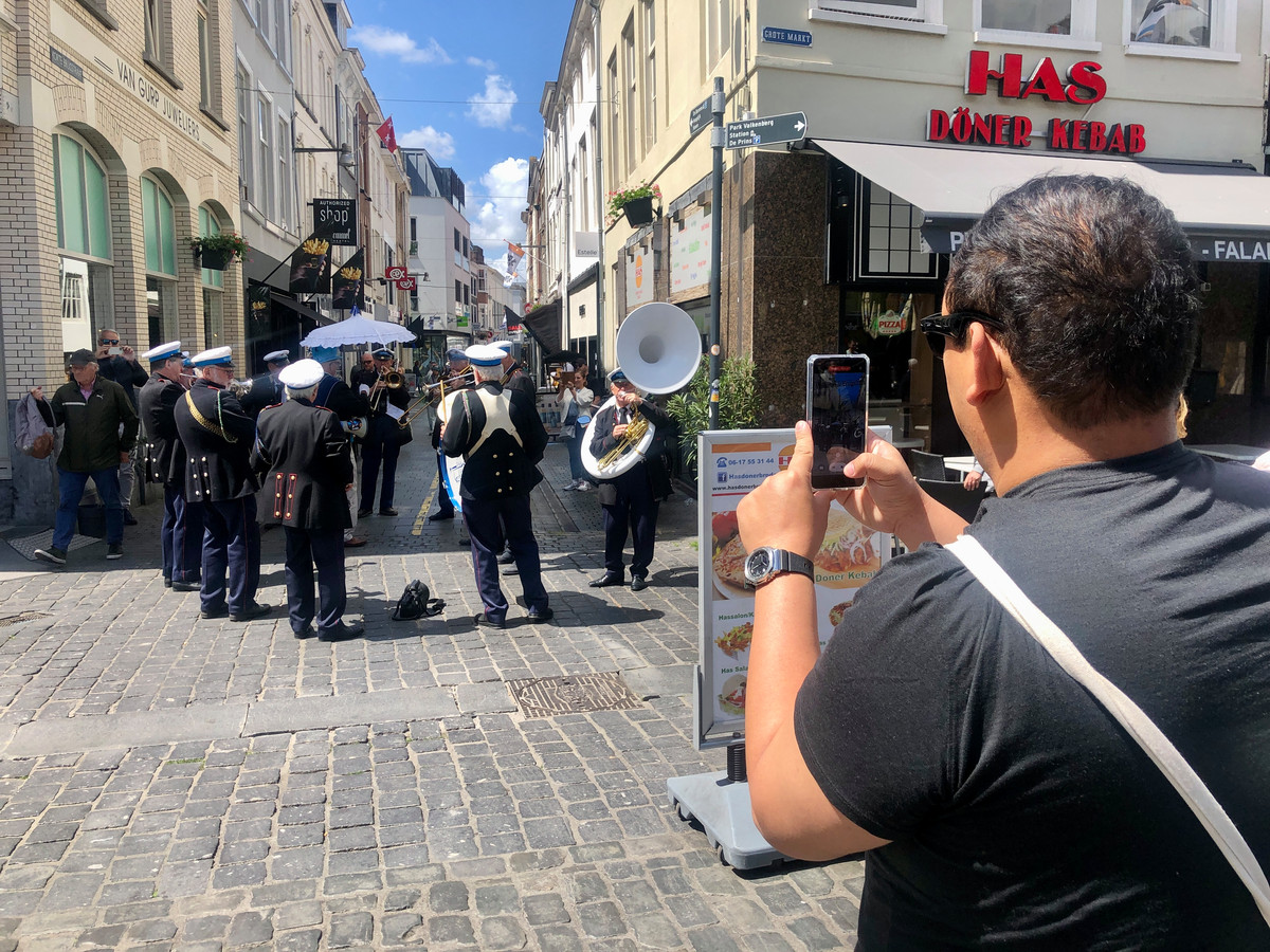 Zaterdagavond stapavond trekt veel jongeren naar Breda Jazz Festival | Foto  