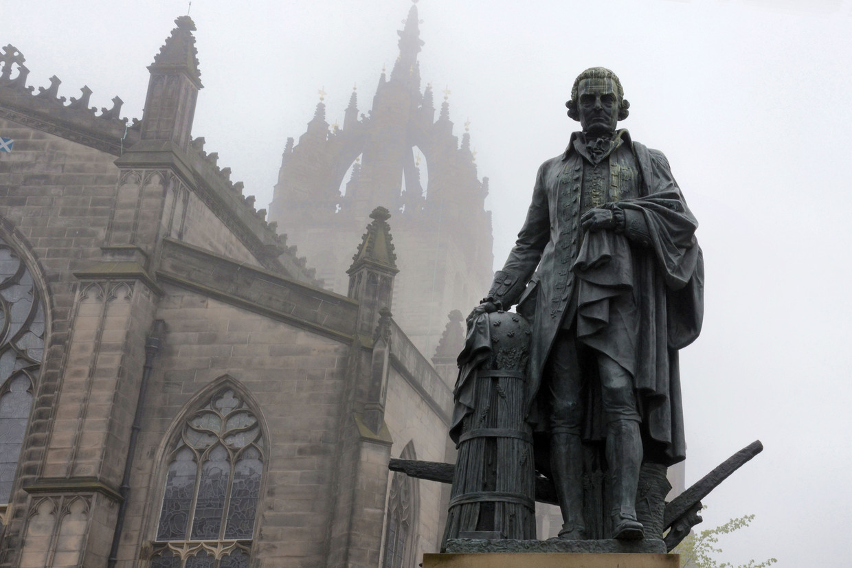 Standbeeld van Adam Smith bij de Sint Giles Kathedraal in Edinburgh. Beeld Imageselect