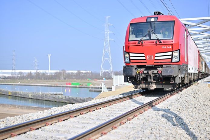 Maandag vetrok de eerste elektrische goederentrein over de gloednieuwe goederentreinlijn tussen 'Genk Goederen' en Bilzen.