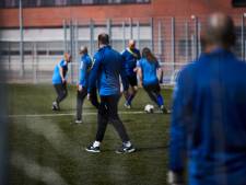 ‘Keileuk!’ Zutphense gevangenen proeven aan ‘Superboeren-voetbal’ (en hopen zo werk te vinden)