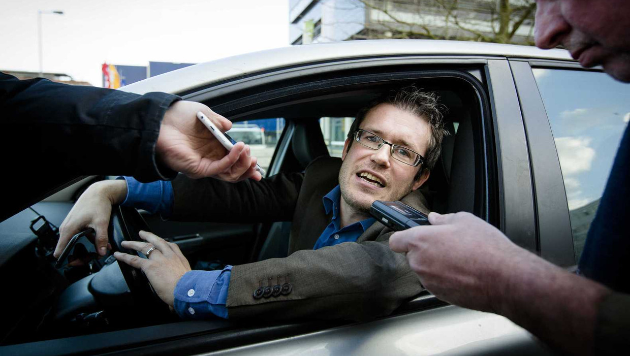 CNV-onderhandelaar Martijn den Heijer verlaat het hoofdkantoor van de V&D. Beeld anp