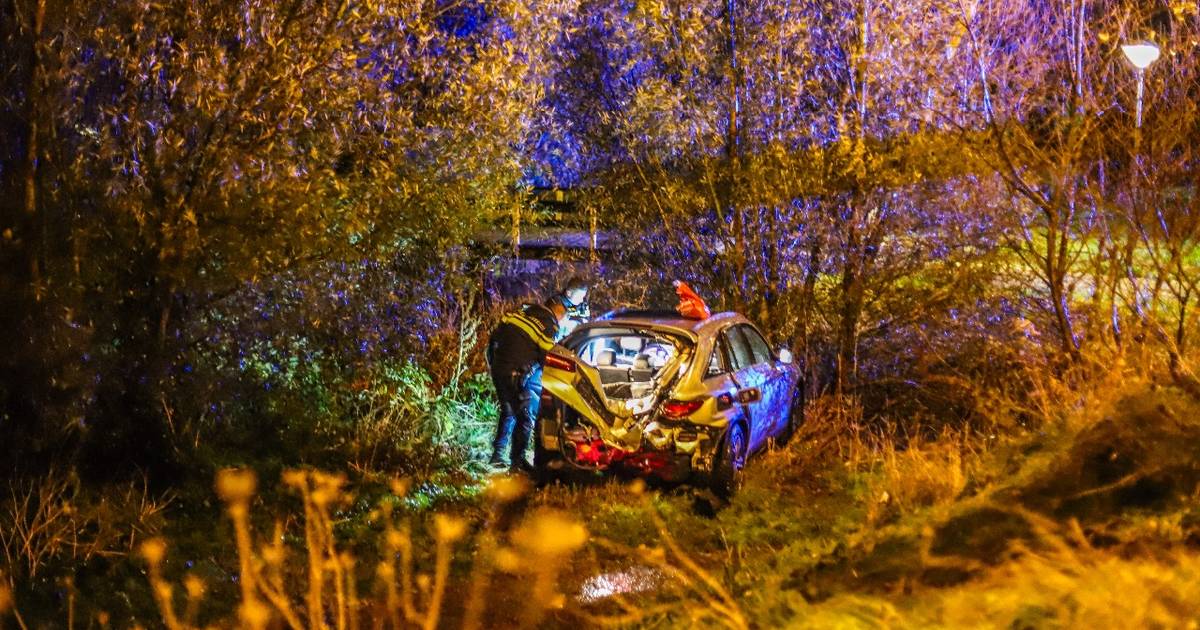 Taxi van weg geraakt op Zuidwal in Julianadorp