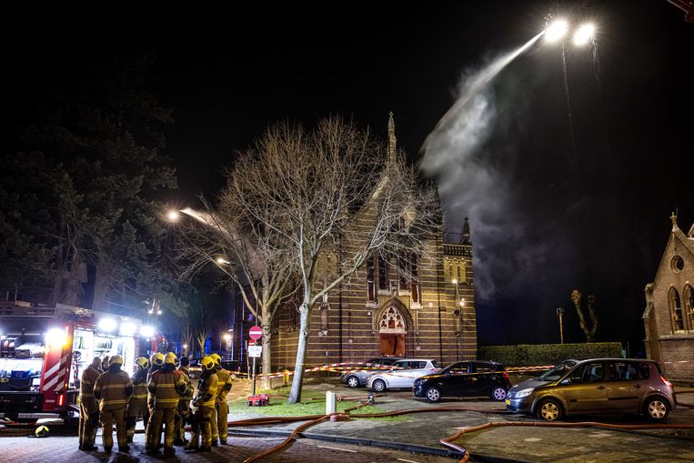 Brandweer bij een grote brand in de Sint-Lambertuskerk in Veghel. De brand ontstond tijdens de jaarwisseling.  Beeld ANP